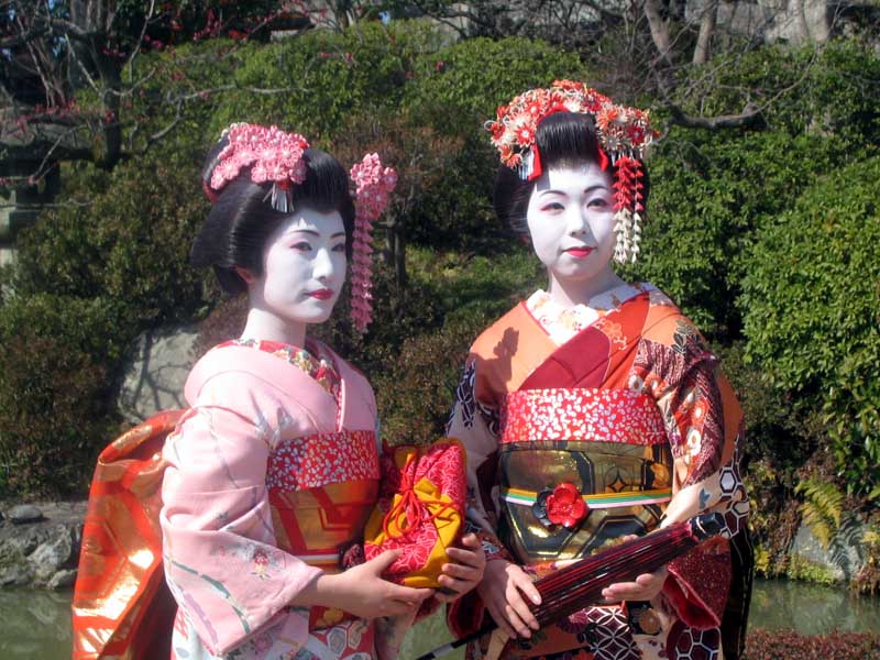 Maiko posing for a shot in Kiyomizu Dera