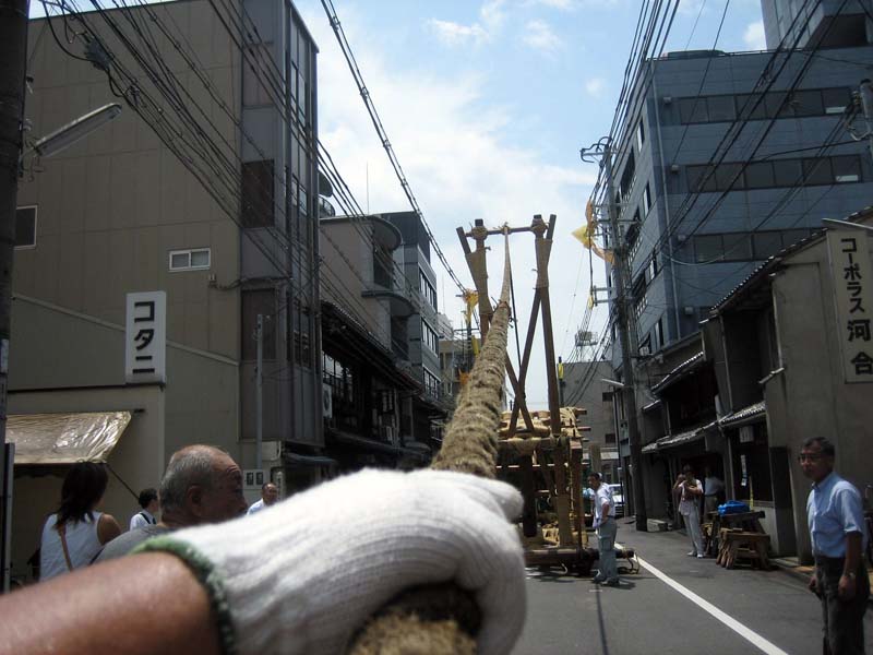 Next came the real elbow grease. That whole apparatus sticking out of the top of the float is not actually part of it at all, but is added just for leverage for the next move: Pulling the thing, with the huge tree sticking out the top, upright.