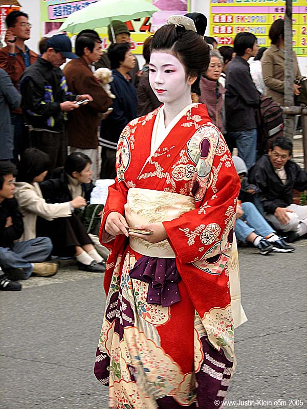 Man, if I keep this up I’m gonna run out of new geisha pictures real soon. Yeah, right. Maybe if I were somewhere else in the world!