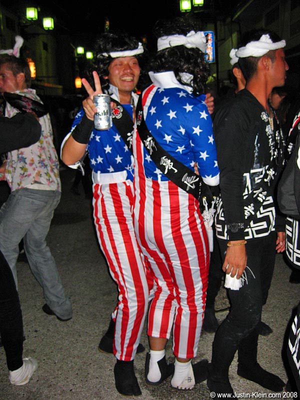 Hah!  Wouldja look at those outfits!