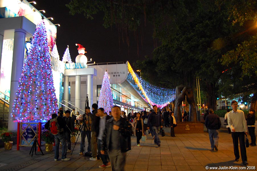 Around Central, you can barely even take five steps without running into some sort of Christmas display.
