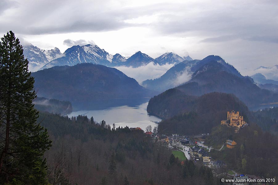 Try to imagine it with a blue sky. Not too shabby for a livingrom view, ‘eh?