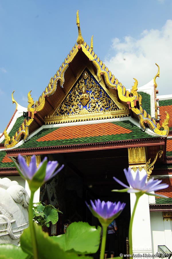 I’ll admit that I was expecting a lot more of these kinds of photos during our week in Bangkok. But I’m not disappointed – not one bit. The hours of 8pm-8am <i>more</i> than made up for the lack of 8am-8pm ; )