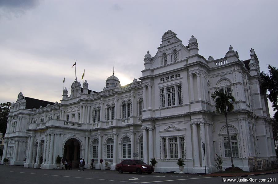 The impressive City Hall.