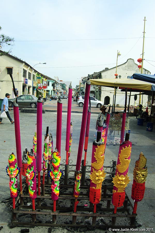 The incense-clad Kuan Yin Teng temple: like standing in China and looking over the border into India.